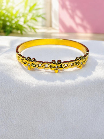 Daisy flower bracelet.