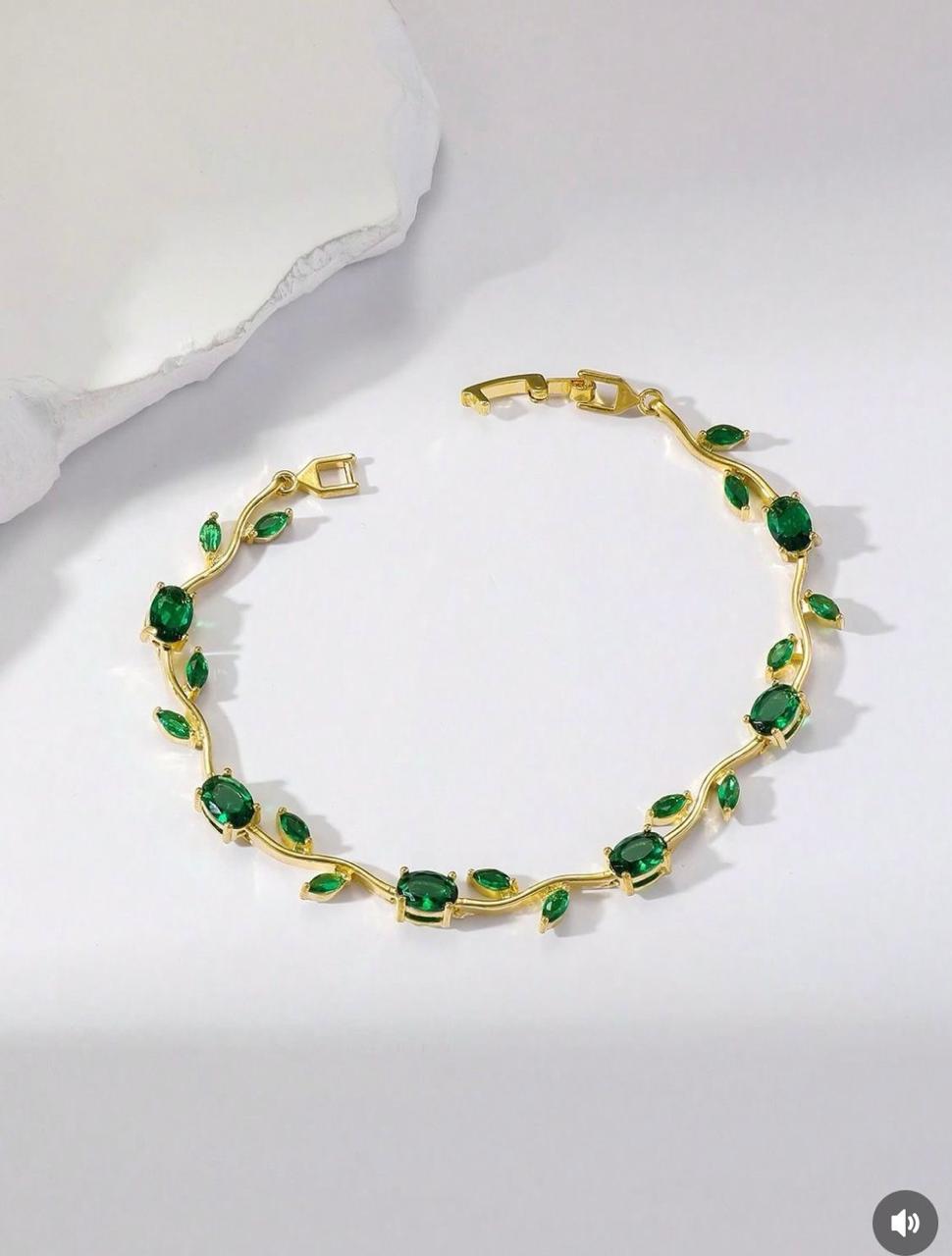 Tulip bracelet in green stone